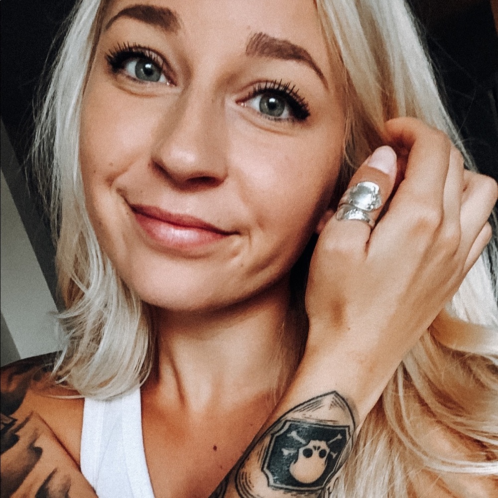 Meet your Posher, Cassandra